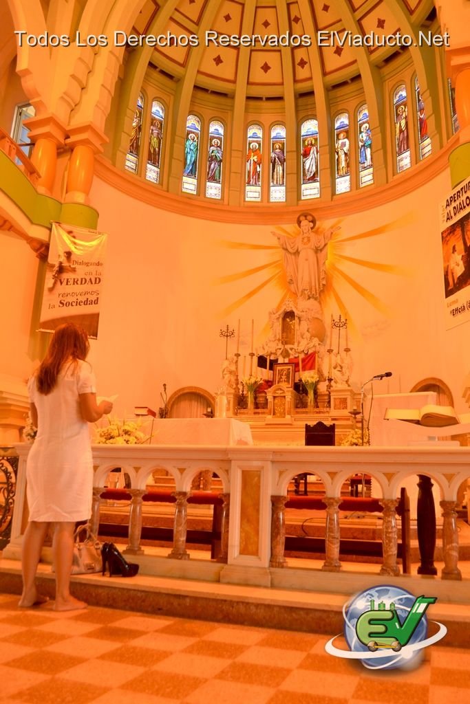 Iglesia Sagrado Corazón de Jesús de Moca (Una de las fiele ora descalsa)